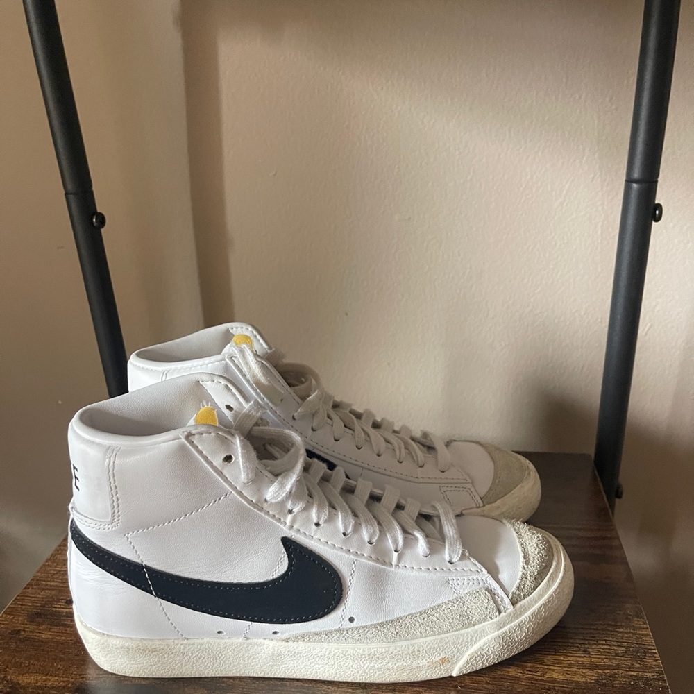Nike Womens Blazers Mid 77 shoes 
US size 7
Worn a few times